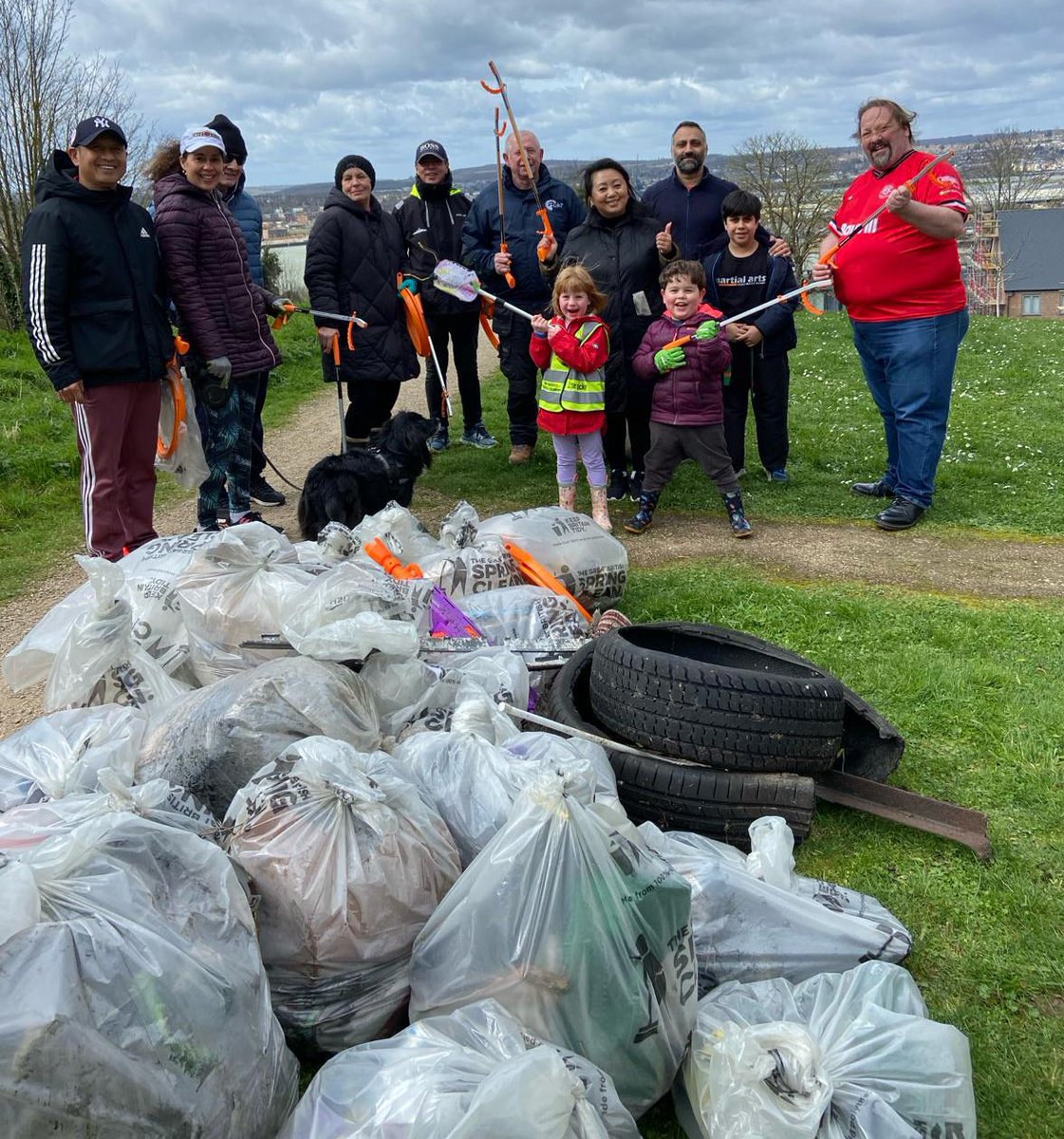 vincemaple's tweet image. Great morning out on Chatham Reach as part of the Great British Spring Clean.

25 bags
2 tyres
1 carpet 
2 New Horizons Litter Pickers (Lilian from Oak Class and Ned from Maple Class!)

Thanks to everyone who gave their time today

#ProudToBeMedway 
#GreatBritishSpringClean