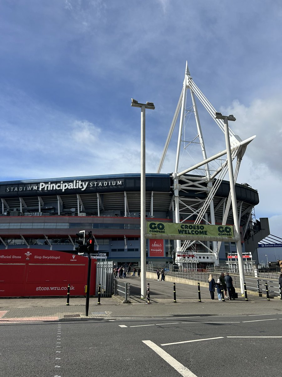 StMartinsHWB's tweet photo. Big shout out to our year 10 pupil MG, who is playing in the ‘Road to Principality Semi Finals’ at the Principality Stadium this morning for the @QuinsGirlsRugby 🏟️🏉 

Miss Connolly caught the first half and is so proud of you - Da iawn all 👏🏼 https://t.co/4sxYJjYrjc