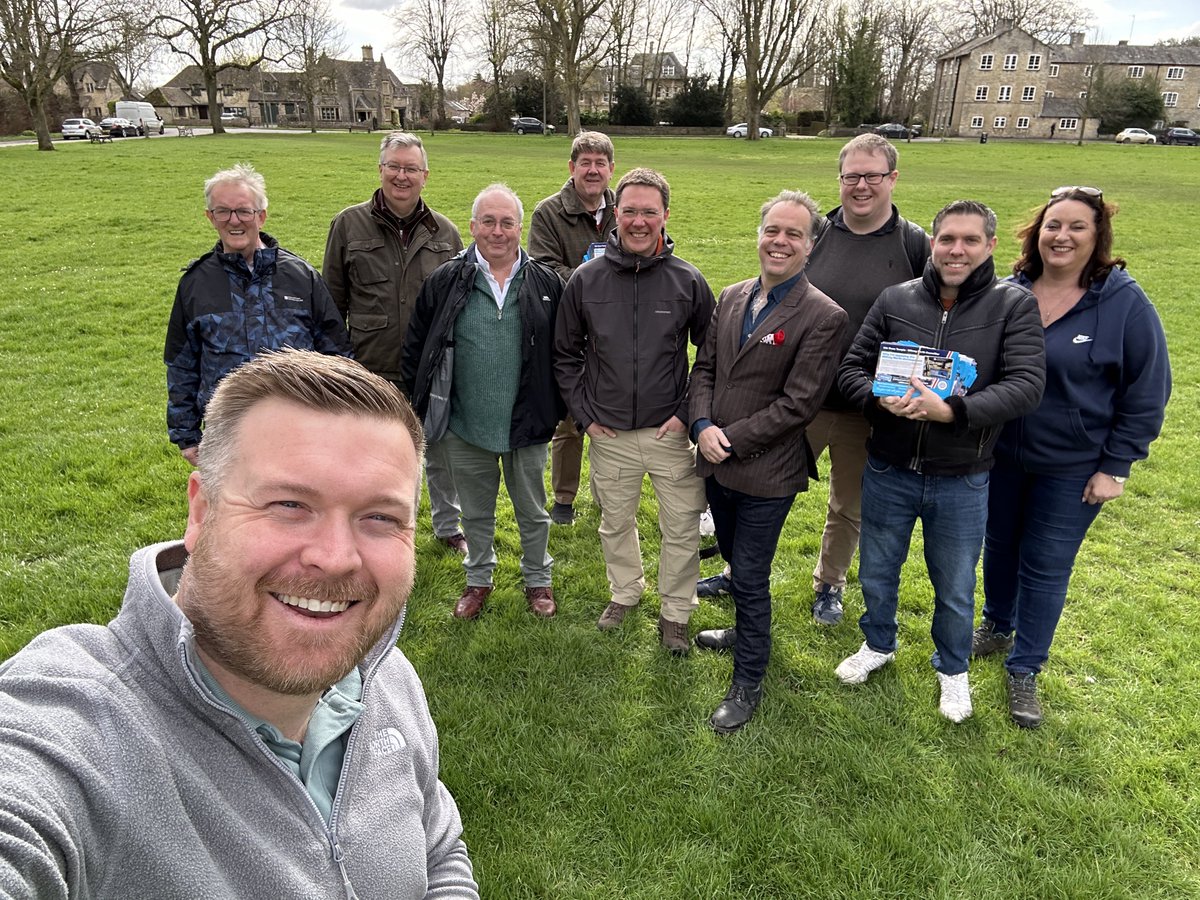📮☀️ A sunny spring morning campaigning in #Witney with the team 💙