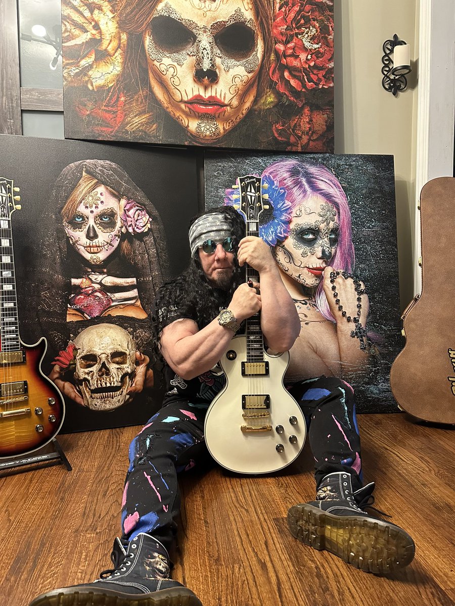 Celebrating my birthday today, March 23 @fckfmrocks @michaelalago1 @jennajameson @Maxy_stein @HelenaMetalhead @gibsonguitar @CustomGibson @GibsonGarage @Gueikian @HoneyBoneRush @Ap3hang3rs @LesPaulOfficial @dodo @vintageguitars_ #livelife #lovelife #birthday @mrmickmars