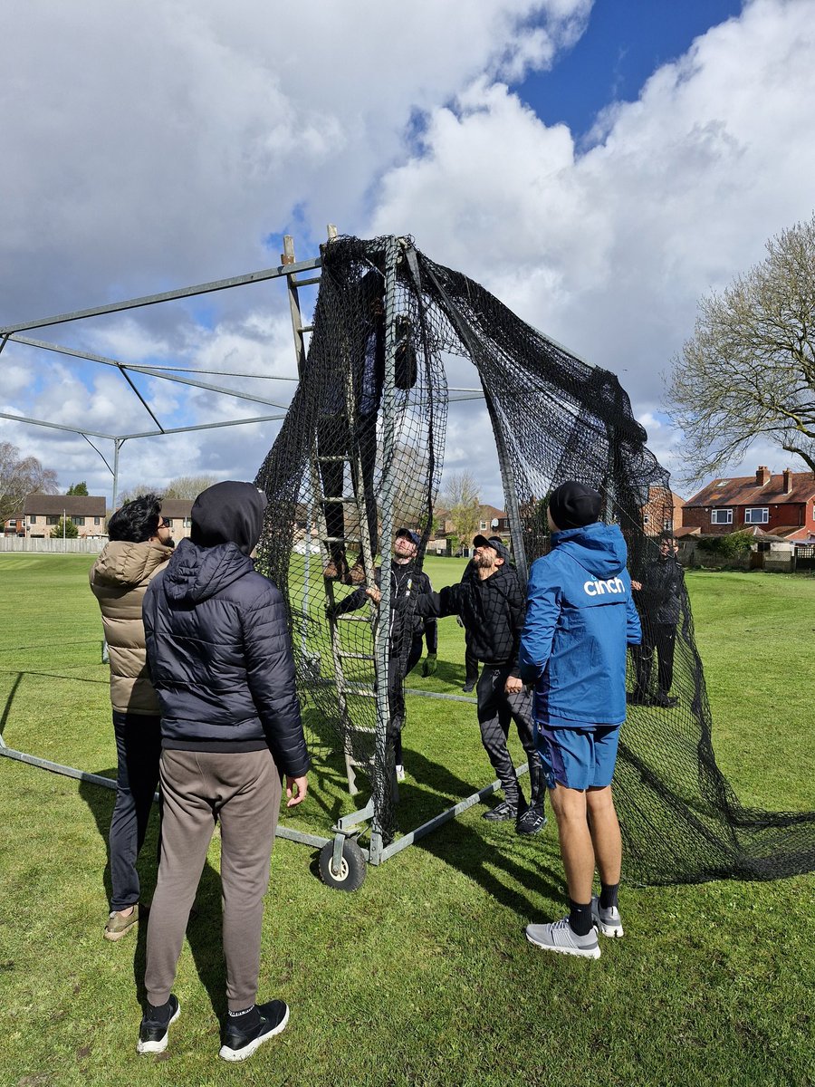 Getting the nets ready... @tomhartley100 helping the @SouthWestMcrCC senior players with the task #GetSetWeekend @LancsCricketFDN @ECB_cricket