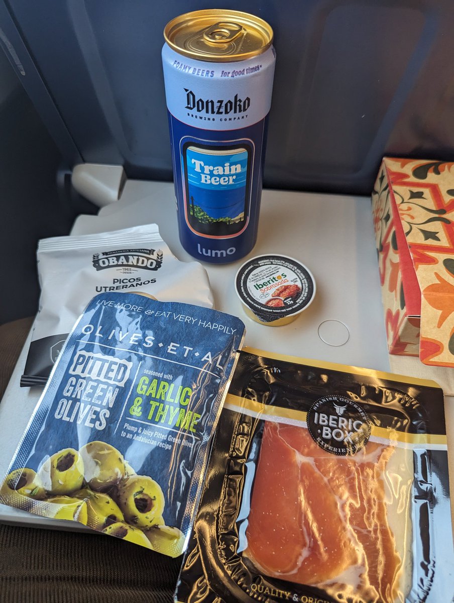 This tapas box on @LumoTravel is class. Sobrasada, olives, bread sticks and jamon. Plus cold cans from someone who I bet is real handsome and chill.