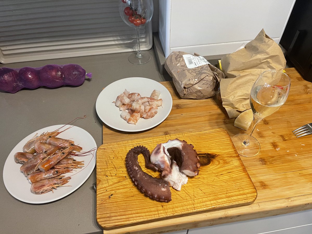 Arroz meloso de pulpo con gambones. Empezamos