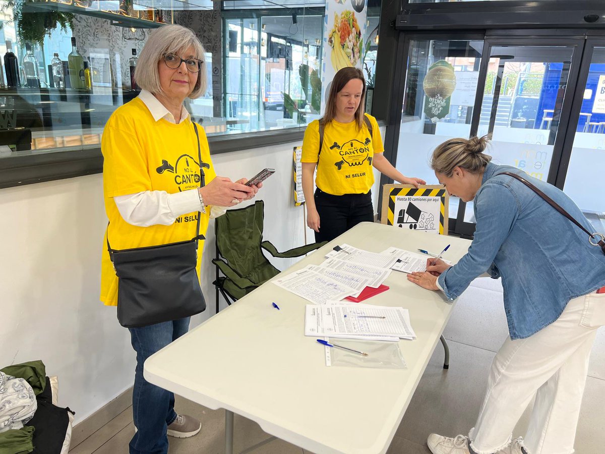 AVMontecarmelo's tweet photo. ESTAMOS RECOGIENDO FIRMAS CONTRA EL CANTÓN Y SELUR EN EL CENTRO COMERCIAL MONTECARMELO.
#HacemosBarrio #AVMontecarmelo #Montecarmelo #FuencarralElPardo #Madrid #NOALCANTONMONTECARMELO #NOALCANTON https://t.co/VlvDgWeRFR
