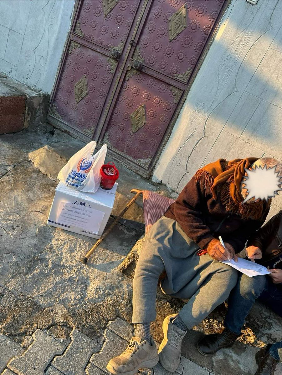 YViransehir's tweet photo. Ramzan'nın 13. günü tebessümler için durmuyoruz.
Viranşehir Şehit Ahmet Günak Ortaokulu öğretmen ve öğrencilerinin sosyal sorumluluk projesi kapsamında ihtiyaç sahibi ailelere yönelik yaptığı Ramazan yardımlarını ihtiyaç sahibi ailelere ulaştırdık.
"BİR UMUTTUR #RAMAZAN " https://t.co/B3Vv0rEhdA