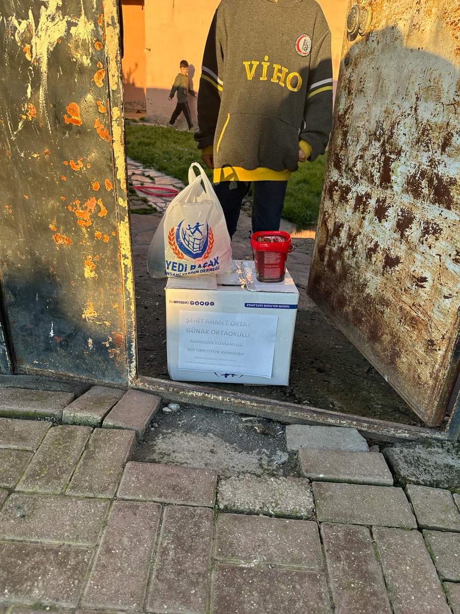 YViransehir's tweet photo. Ramzan'nın 13. günü tebessümler için durmuyoruz.
Viranşehir Şehit Ahmet Günak Ortaokulu öğretmen ve öğrencilerinin sosyal sorumluluk projesi kapsamında ihtiyaç sahibi ailelere yönelik yaptığı Ramazan yardımlarını ihtiyaç sahibi ailelere ulaştırdık.
"BİR UMUTTUR #RAMAZAN " https://t.co/B3Vv0rEhdA