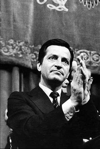 AlvaroQueipo's tweet photo. 10 años ya sin él.

El espíritu de concordia, de libertad, de entendimiento y generosidad política que ejerció Adolfo Suárez, sigue más vivo que nunca. 

Su obra es el mejor ejemplo a seguir por quienes seguimos defendiendo la igualdad entre españoles, el diálogo, la justicia y el respeto a la Constitución. Lejos de levantar muros, el presidente Suárez los derribó para dejarnos una #España mejor.

Que el espíritu de la Transición y la vocación de Adolfo Suárez como hombre de Estado sigan vivos, depende de todos los que admiramos su legado.