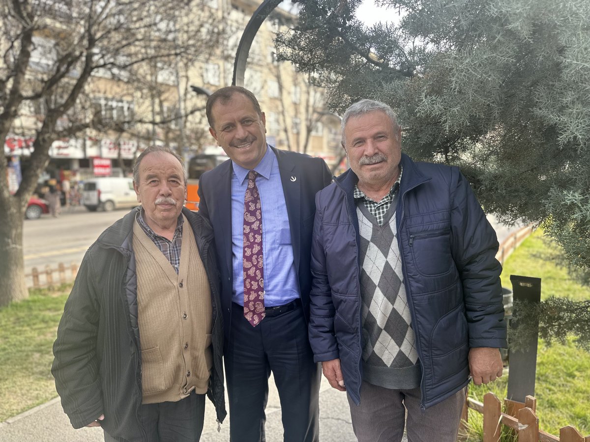 Daha önce defaatle diğer Başkan Adaylarına birlikte canlı yayına çıkma teklifinde bulunduk ama herhangi bir geri dönüş alamadık. Şimdi de masa başında anket hazırlayan ve botlarla anket düzenleyen tüm odaklara sesleniyorum. Bir organizasyon yapın ve Belediye Başkan Adayları