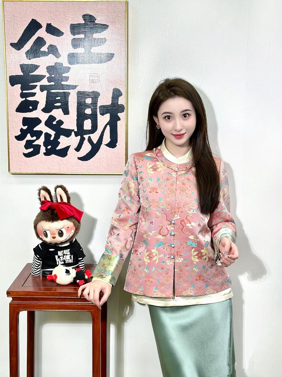 I tried on the clothes made of "Song Jin". Its color and luster is gorgeous, the pattern is exquisite, the texture is firm and soft, it is like a work of art, do you think it looks good?我试穿的是“宋锦”做的衣服。它的色泽华丽，图案精致，质地坚柔，简直就像艺术品一样呢，你觉得好看吗 https://t.co/KsnauM8loY