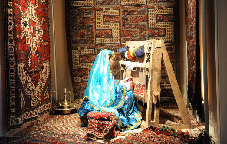 💡أين ذكرت #أذربيجان في القرآن؟ 🤔

جاء في تفسير آية (وزَرابيُّ مَبْثوثةٌ):

الزرابي جمع زُربيّة، وهي: المنسوجة الغالية الفخمة كاللحاف أو البساط

سميت بذلك نسبة إلى أذربيجان أو أزربيجان كما تنطق بالفارسية

إذ اشتهرت بنعومة صوف أغنامها وجودة صناعتها منذ القدم