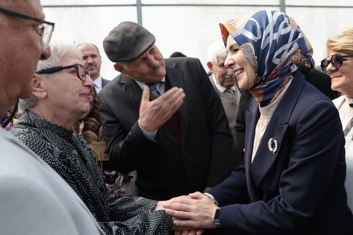 Adana’da kıymetli çınarlarımızla birlikte çiçek ektik. 🪻 Onlar toprağımızın bereketi, bizim de en büyük değerimiz. Rabbim büyüklerimizi başımızdan eksik etmesin.