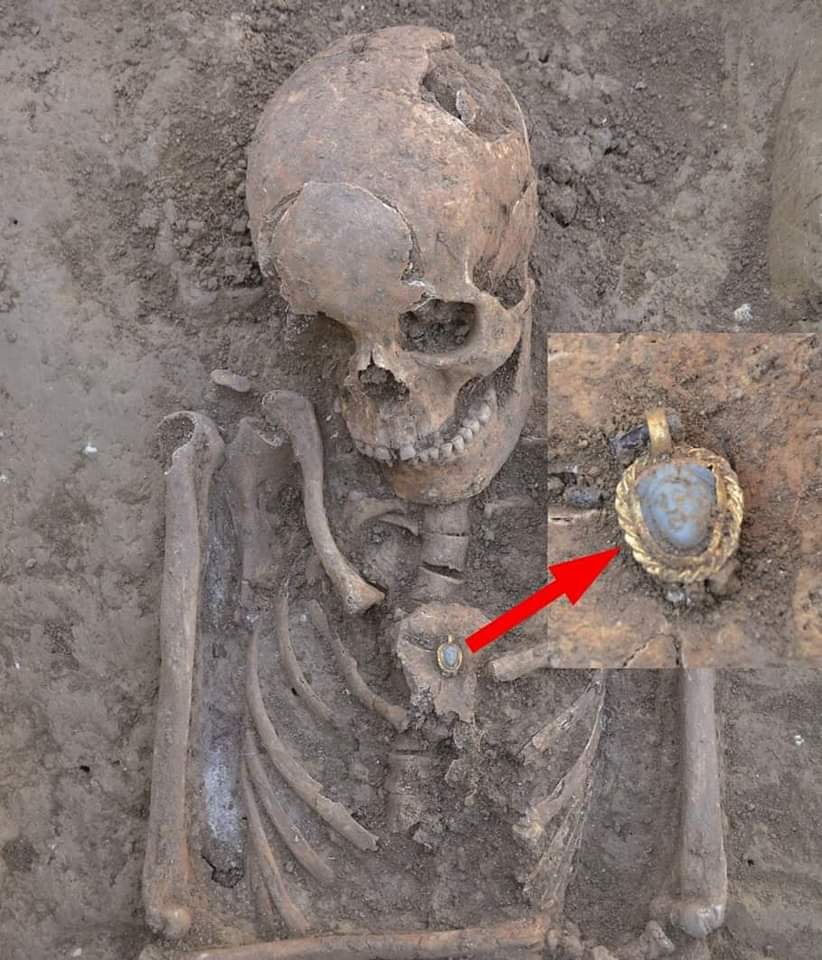 ArchaeoHistories on X: "A 2nd-3rd Century AD, Roman Female grave G-2701, found at Više grobalja archaeological site in Viminacium, ancient town in eastern Serbia. Researchers found a necklace and gold pendant incorporating