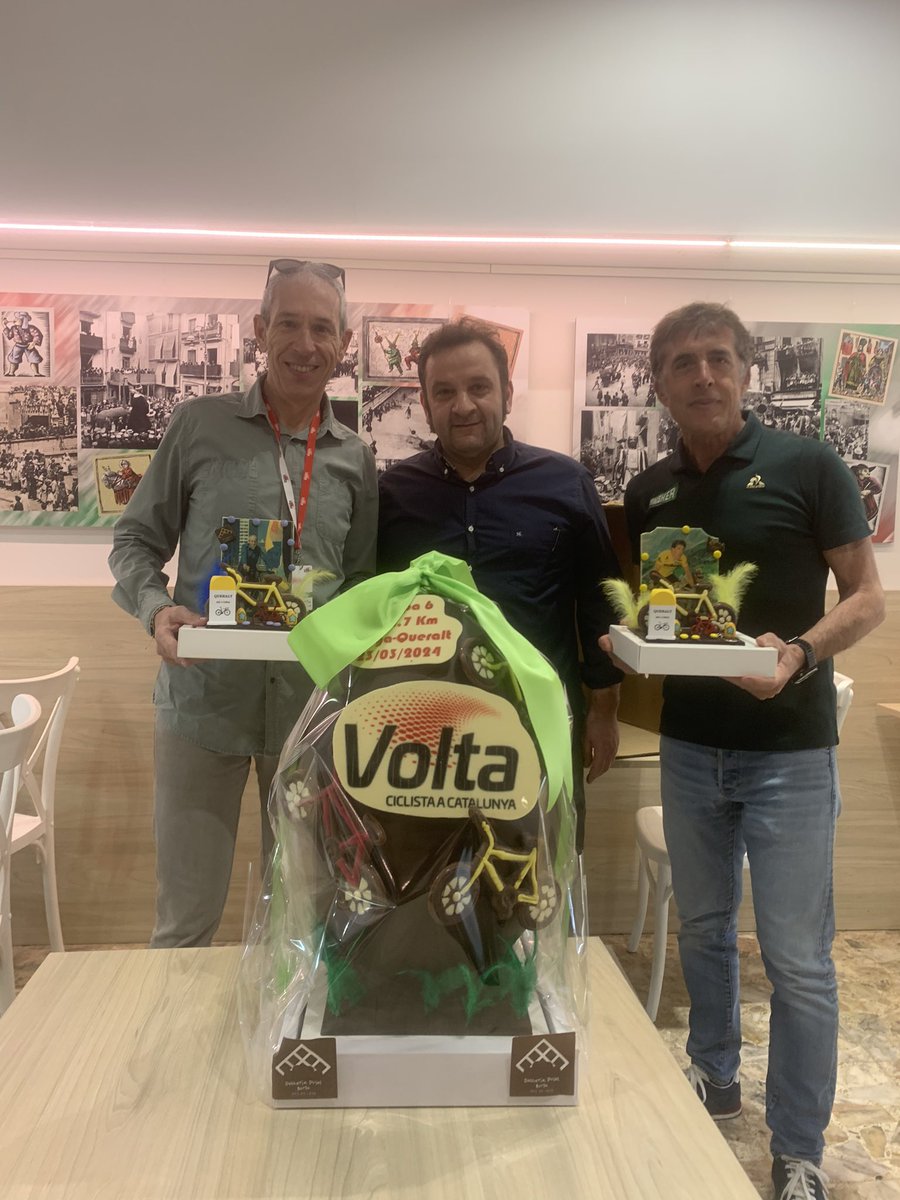 DolceriaP's tweet image. Dia gran a Berga a avui!
Pero més gran a sigut la visita del gran Perico!
@pedrodelgadoweb 
Ja te la seva mona de pasqua! 
@voltacatalunya
Gràcies @isaacvilalta