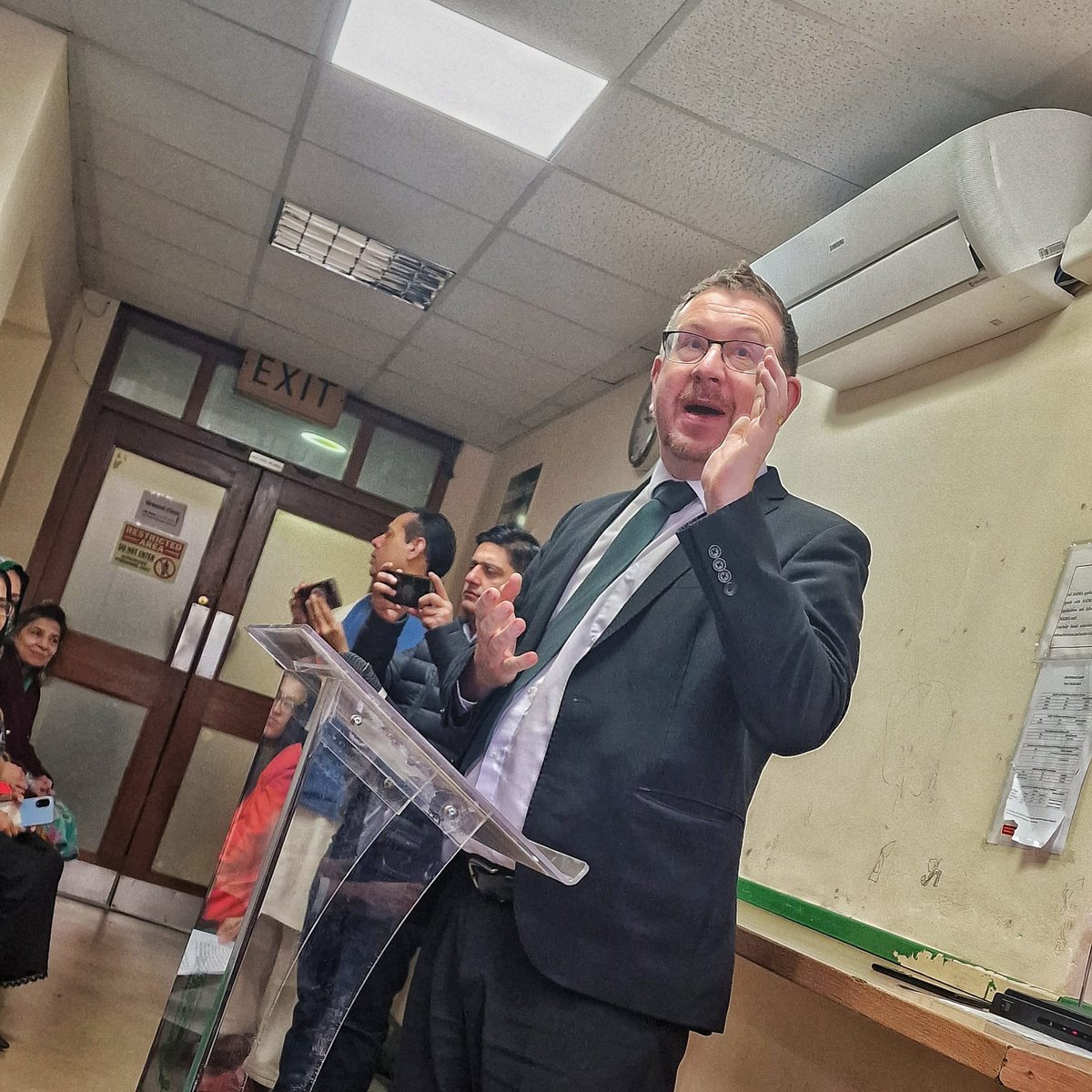 🇬🇧🇵🇰 Today’s Pakistan National Day and I attended the flag raising ceremony at the Consulate in Manchester.

I spoke about the beauty of Pakistan &amp; Kashmir, the deep friendship between the UK &amp; Pakistan and the huge contribution that the UK Pakistani community play in our city.