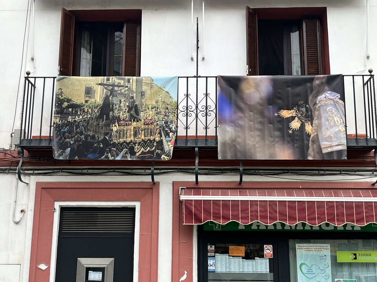 La plaza del Cristo de Gracia y sus aledaños, engalanados aguardando el comienzo de la Semana Santa. Gracias a todos los Hermanos y vecinos del barrio del Alpargate que han tenido a bien ofrecer sus balcones para tal ofrenda #SemanaSanta #CordobaEsp #JuevesSanto