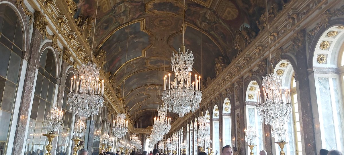 Le château de Versailles. I tried to make the pupils believe I was born in the Château 😂. #KSBMFL #KSBArt <a href="/KingsBruton/">King's Bruton</a> <a href="/KSBAcademic/">Director of Studies</a>