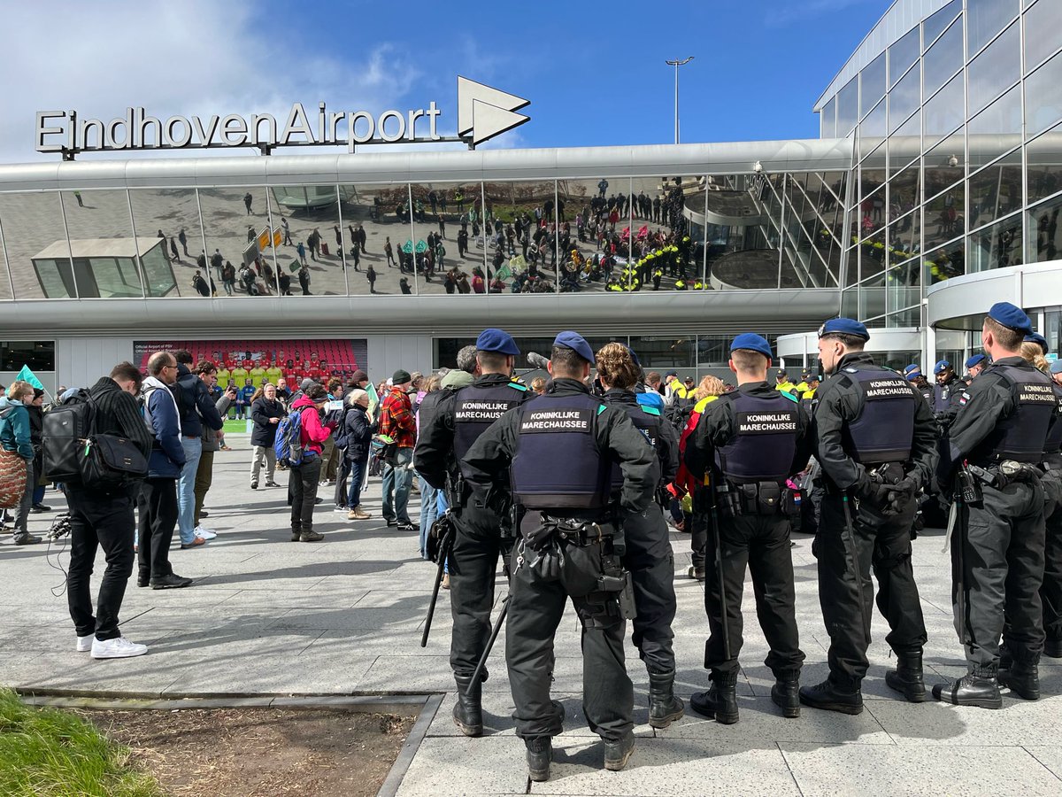 Op meerdere plekken op en rondom de luchthaven EAP wordt actie gevoerd door Extinction Rebellion. Actievoerders hebben geprobeerd via het hek het luchthaventerrein te betreden. Dat is streng verboden. De Marechaussee en @POL_OostBrabant hebben hierop 31 personen aangehouden.