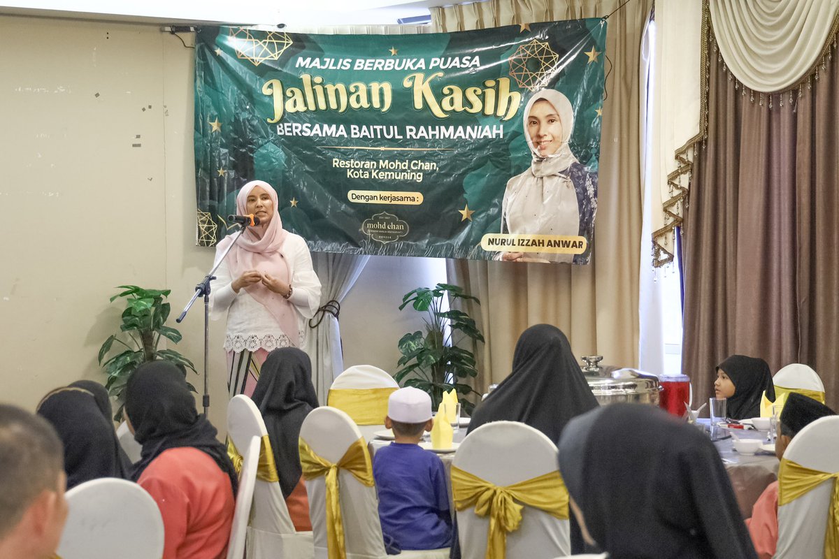 .@n_izzah bersama 30 anak-anak yatim & asnaf dari Baitul Rahmaniah, Rasa, Selangor dalam Majlis Berbuka Puasa Jalinan Kasih yang dianjurkan dengan kerjasama Restoran Mohd Chan ❤️ Alhamdulillah, berkongsi kasih & rezeki buat anak-anak ini. Semoga Allah SWT memberkati usaha kita.