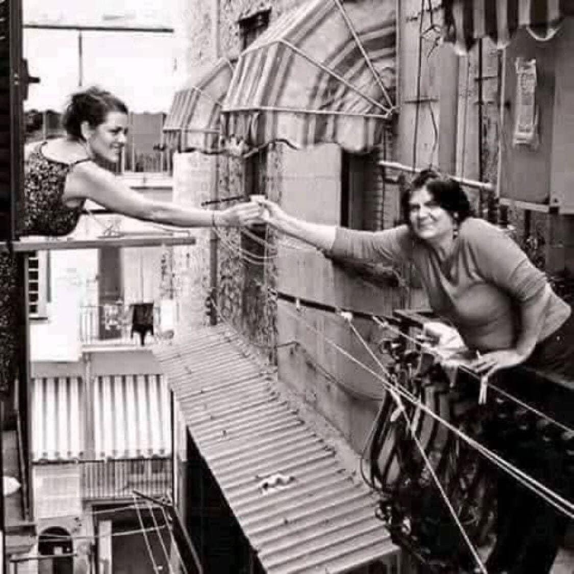 yvan_theriault's tweet image. 👌🤗

« J'ai entendu ma mère demander du sel aux voisins. Mais nous avions du sel dans la maison. Je lui ai demandé pourquoi elle demandait du sel aux voisins. Et elle m'a répondu : —Parce que nos voisins n'ont pas beaucoup d'argent et souvent ils nous demandent quelque chose.…