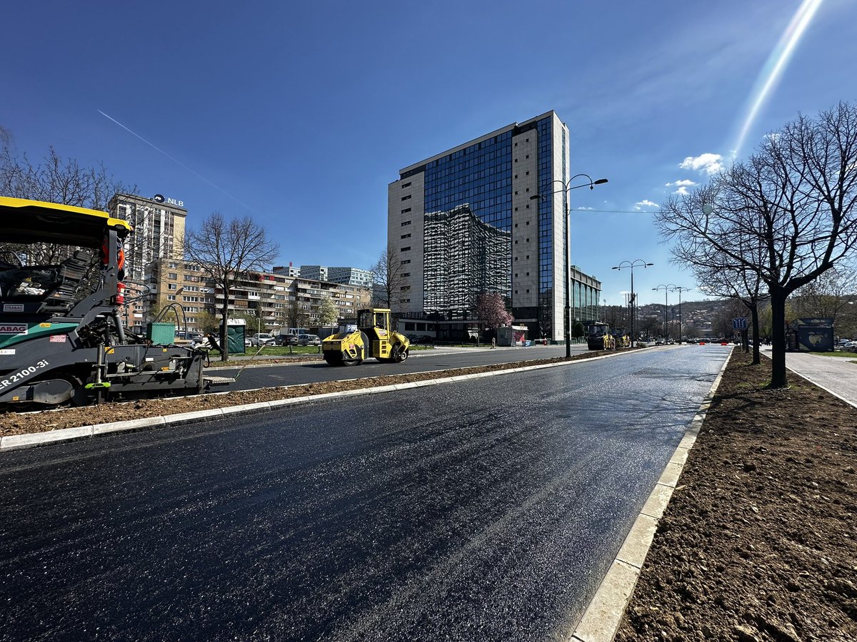 Postavlja se završni sloj asfalta u Ložioničkoj ulici. Ulica je zatvorena za saobraćaj kako bi se radovi dužinom cijele saobraćajnice, prema očekivanjima, završili do ujutro.