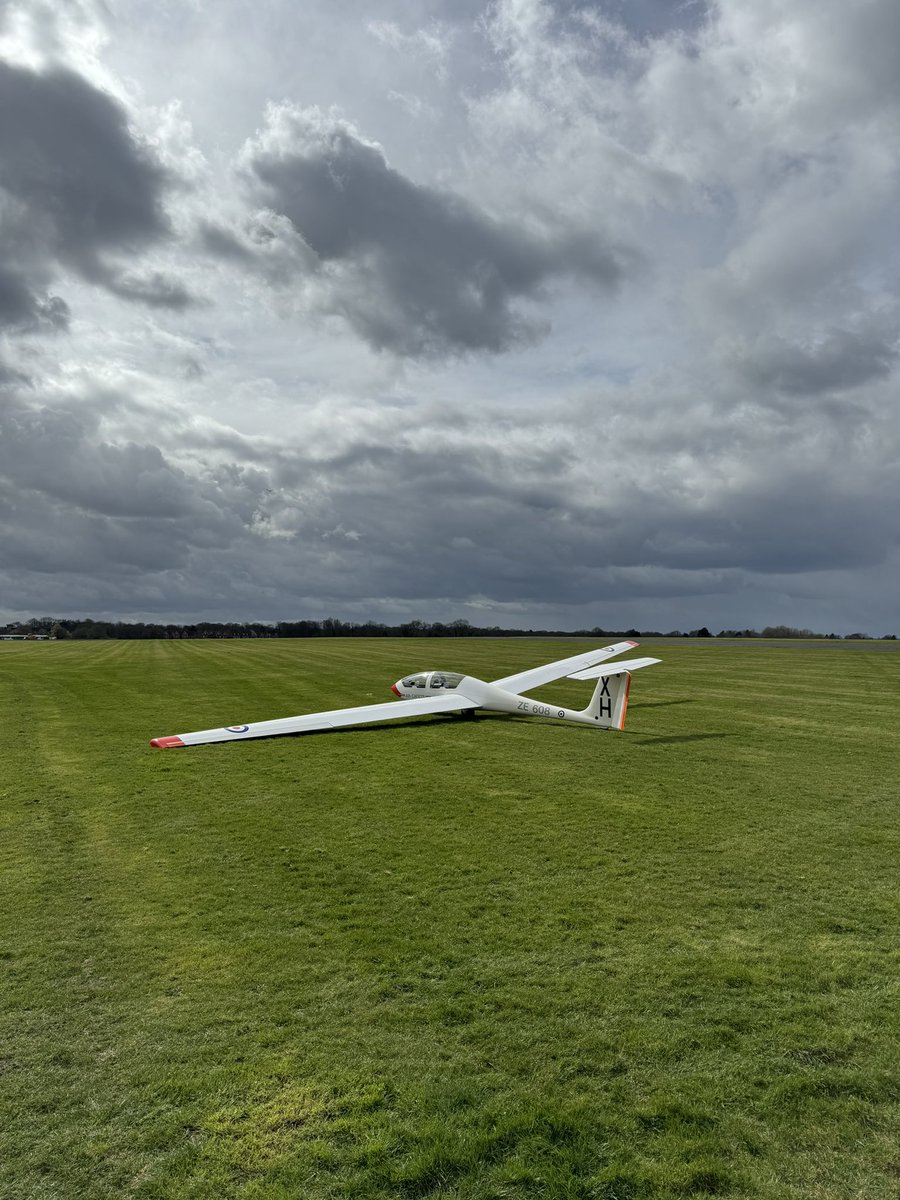 FLARM in action on @Flightradar24 🚨
FLARM ('flight' + 'alarm') is similar to ADS-B, but used in light aircraft such as helicopters and gliders. FLARM compared to traditional transponders has a much lower power consumption making it ideal for the likes of gliders. <a href="/615vgs/">615 VGS</a>