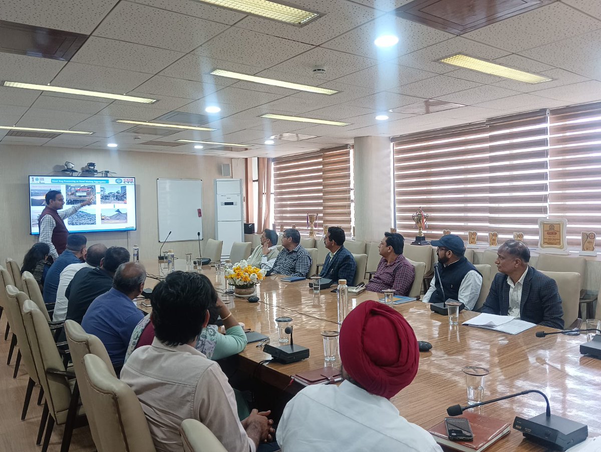 @CSIR_CSIO @CSIR_IMTECH campuses to have tougher &thinner #SteelSlag Roads with @CSIRCRRI technology. Prof.M.Parida (Director, CRRI) visited the two campuses with team to see the implementation possibilities.