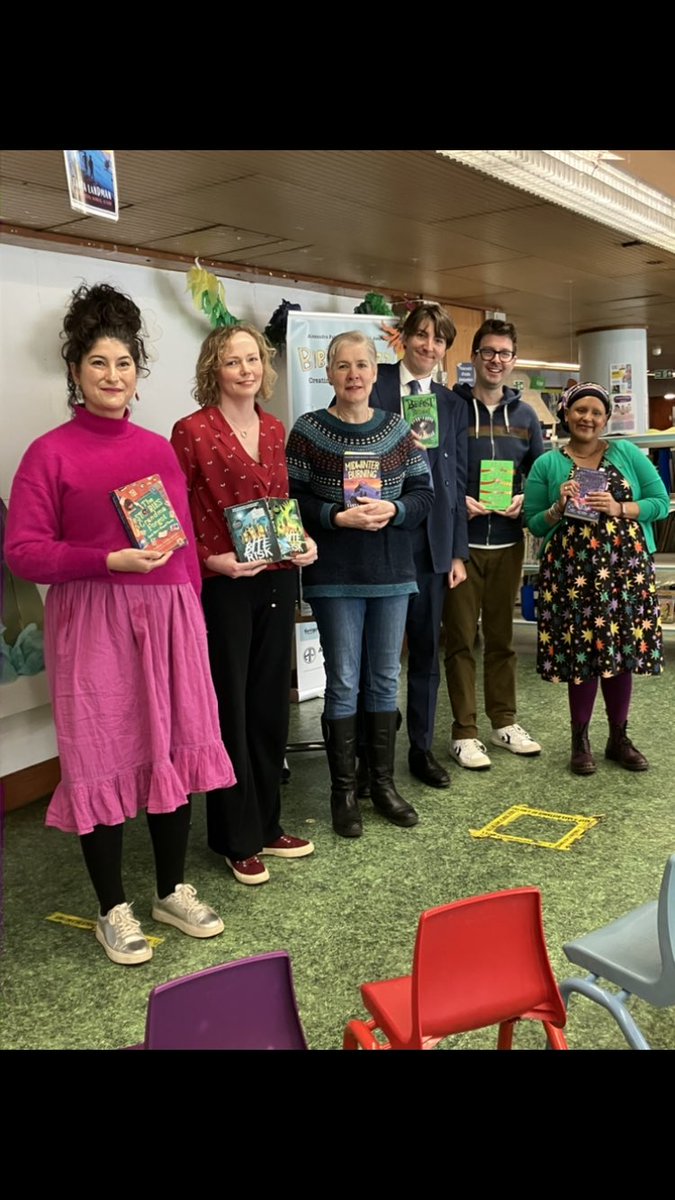 A palace filled with 800 children, 5 superstar authors (& 1 there in spirit), and a peculiar man hosting the event with his parrot. @APChBookAward is the BEST author day of the year! Thanks everyone who made it possible and congrats to winners @simonjamesgreen and @nazneen372.