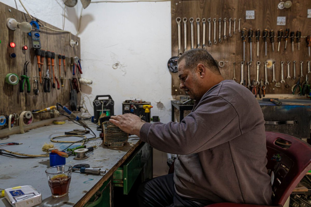 Salim, an electrical engineer, hopes to rebuild a livelihood for himself and his children. When the earthquake struck Syria a year ago, his workshop was hit. Thanks to the EU and @CARESyriaResp, he managed to rebuild his workshop, paving the way for a fresh start.