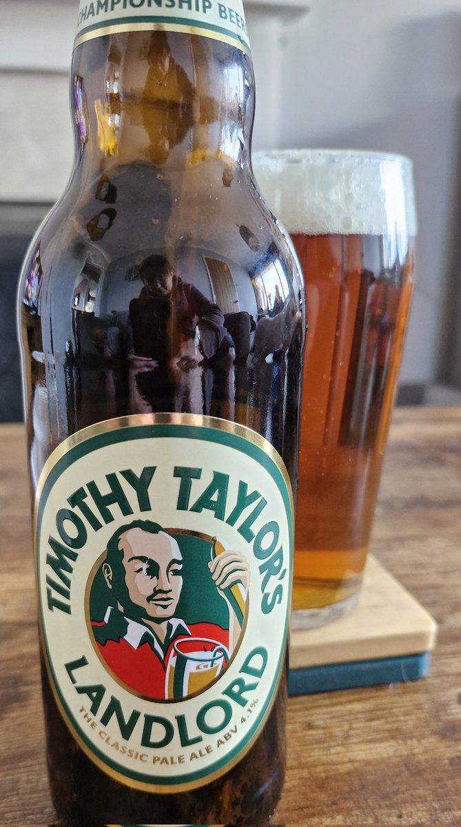 Next up is a solid pale ale! 

#TimothyTaylor
#Landlord
#SaturdaySips