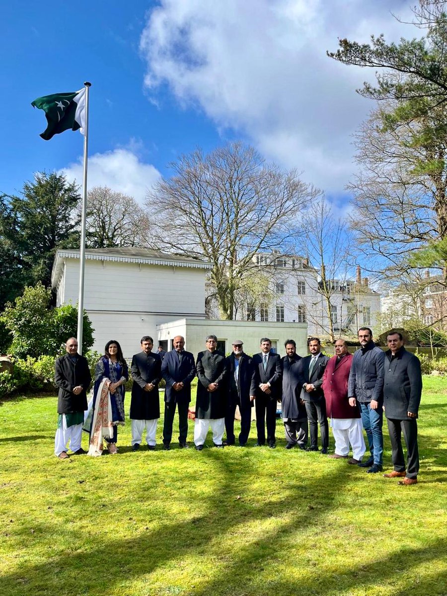 Celebrated 84th #PakistanDay. Amb @Suljuk Mustansar Tarar hoisted flag and congratulated Pakistani community in 🇳🇱. Paid tribute to the historic struggle for 🇵🇰. Briefed about achievements of 75 years of 🇵🇰-🇳🇱 relationship. 1/2 @ForeignOfficePk @PkPublicDiplo #23March2024