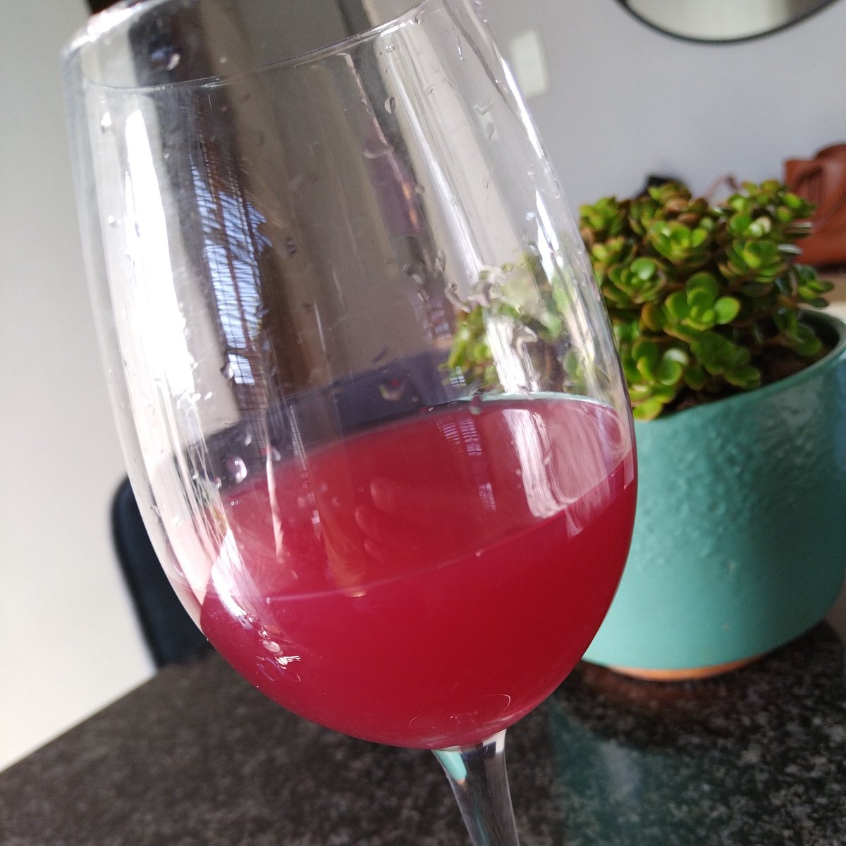 SabzerAzoh's tweet photo. This homemade non alcoholic wine of umNdoni iz good for cancer cells. This wine is rich in antioxidants such as resveratrol, quercetin, catechin and gallic acid which can destroy cancer cells. It can also improve the effectiveness of radiation. https://t.co/2qnP83MNvf