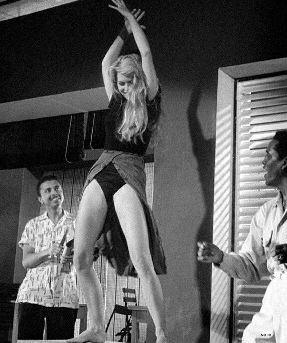 Pfiouuu !
Brigitte Bardot dans 'Et Dieu créa la femme', indémodable depuis 1956.
.
#bardot #brigittebardot #EtDieucrealafemme #sainttropez #ramatuelle #pampelone #plage #sainttrop #JeanLouisTrintignant #vadim #rogervadim