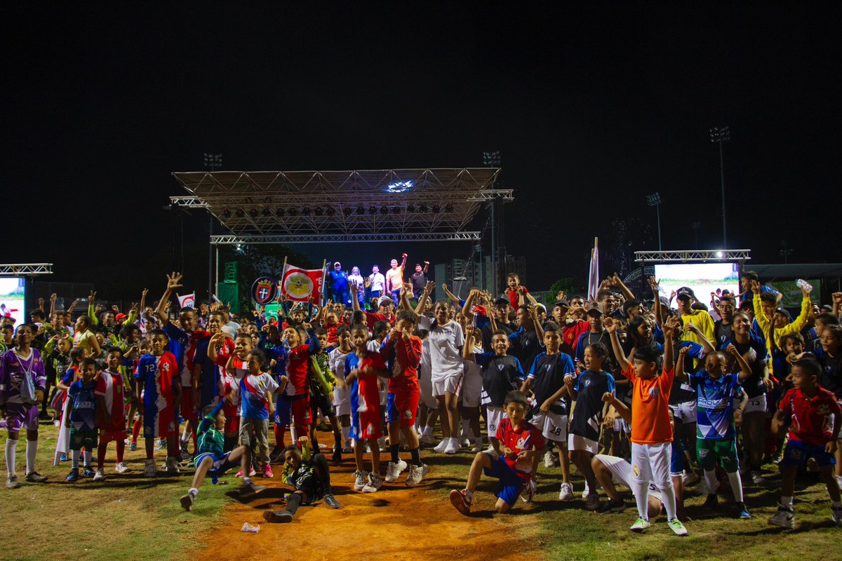 Tavo_Negrete's tweet photo. ¡Rodó la pelota y con ella los sueños!

Con el lanzamiento del primer torneo municipal de fútbol Sí Contamos, el cual cuenta con la participación de niños y jóvenes de todas las latitudes de Montería, esperamos que la pasión por el deporte sea fuente de disciplina y motivación para alcanzar las metas que nos propongamos.

A mi esposa Ana María, mi reconocimiento por el liderazgo con sensibilidad social que viene desarrollando desde la fundación.

👧🏻👦🏼👧🏾👦🏽⚽️

#Montería