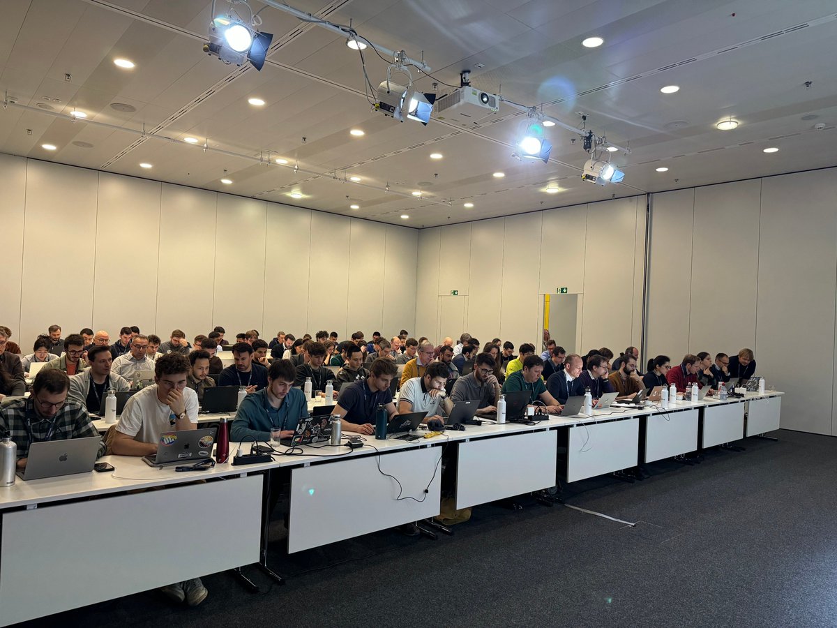 Did you know that everything is a Flow👀? Happy to see a packed room at the workshop on developing and customizing AI workflows with aiFlows (github.com/epfl-dlab/aifl…) at AMLD earlier today! @NickyBaldwin3