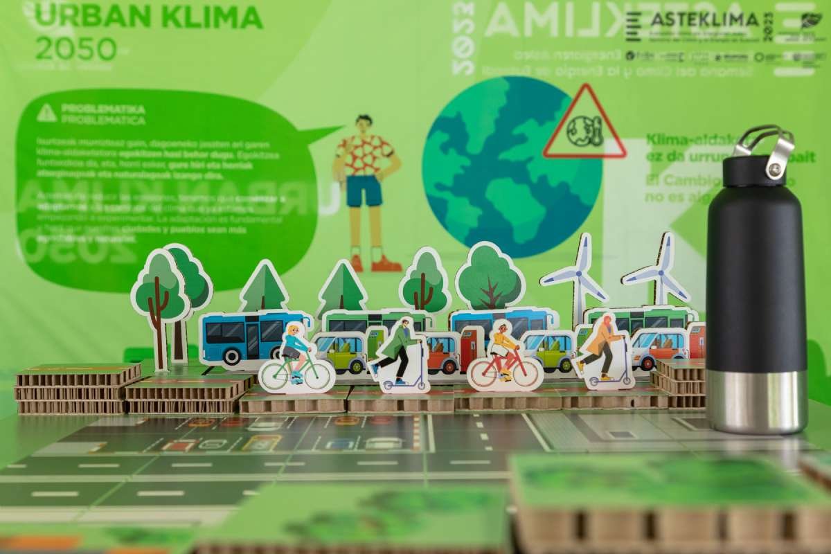 Ihobe_Eus's tweet photo. 🎪 🌡️🌱 #KLIMAAzoka-k herritarrak mobilizatu ditu atzo hasitako #Berdeago azokaren 10. urteurrenean.

Bihar arte Durangon egiten ari den ekitaldian hainbat gai jorratzen ari dira: #klimaAldaketa, etxeko ohiturak, mugikortasuna, aisialdia eta kontsumoa...

ℹ️ INFO🔗https://t.co/1PK4Dpk4iZ
---
🎪 🌡️🌱 KLIMA Azoka moviliza a la ciudadanía en el 10º aniversario de la feria #Berdeago que comenzó ayer.

En el evento que se celebrará hasta mañana domingo, se abordan temáticas como el cambio climático, hábitos en el hogar, la movilidad, el ocio y consumo.

ℹ️ INFO🔗https://t.co/KF1RbJhlz6