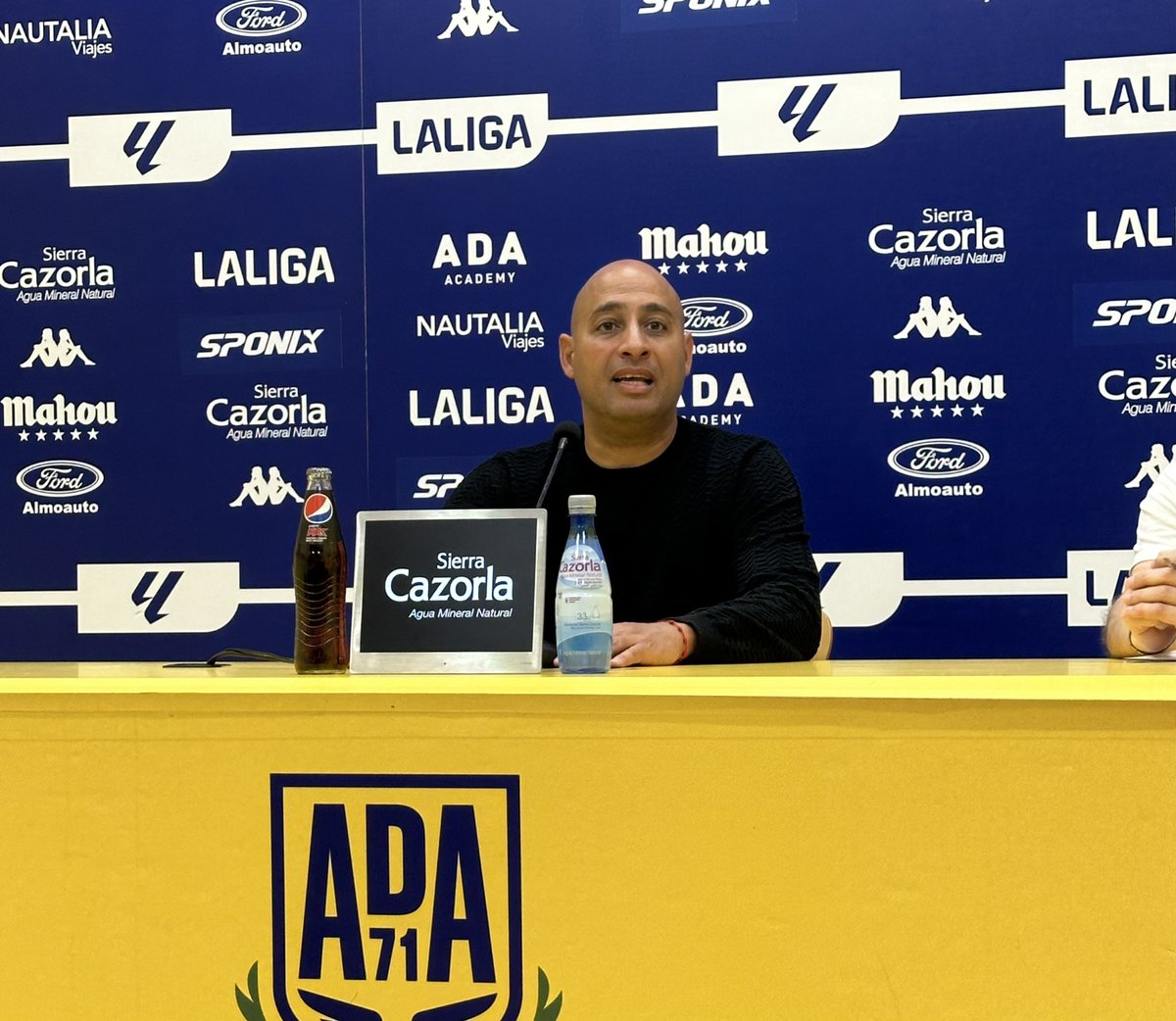 🟡 El entrenador del <a href="/AD_Alcorcon/">A.D. Alcorcón</a> Mehdi Nafti tras la victoria ante el Oviedo

“Una final ganada. Quedan once. Todo no es perfecto, pero esto es mi Alcorcón. La victoria va para lo que no se han bajado del barco en los últimos cinco partidos. Los demás no los quiero en mi barco”