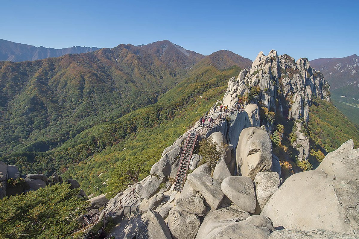 Bienvenue dans le parc national de #Seoraksan ⛰

Objectif : le Daecheongbong – 3ème sommet de #CoréeduSud  – avant de redescendre par la vallée de Cheonbuldong entre cascades exubérantes &amp; gorges lénifiantes.

Une grande traversée  pour 11h de marche ! 

📷 &amp; 🖋 : C. Migeon
