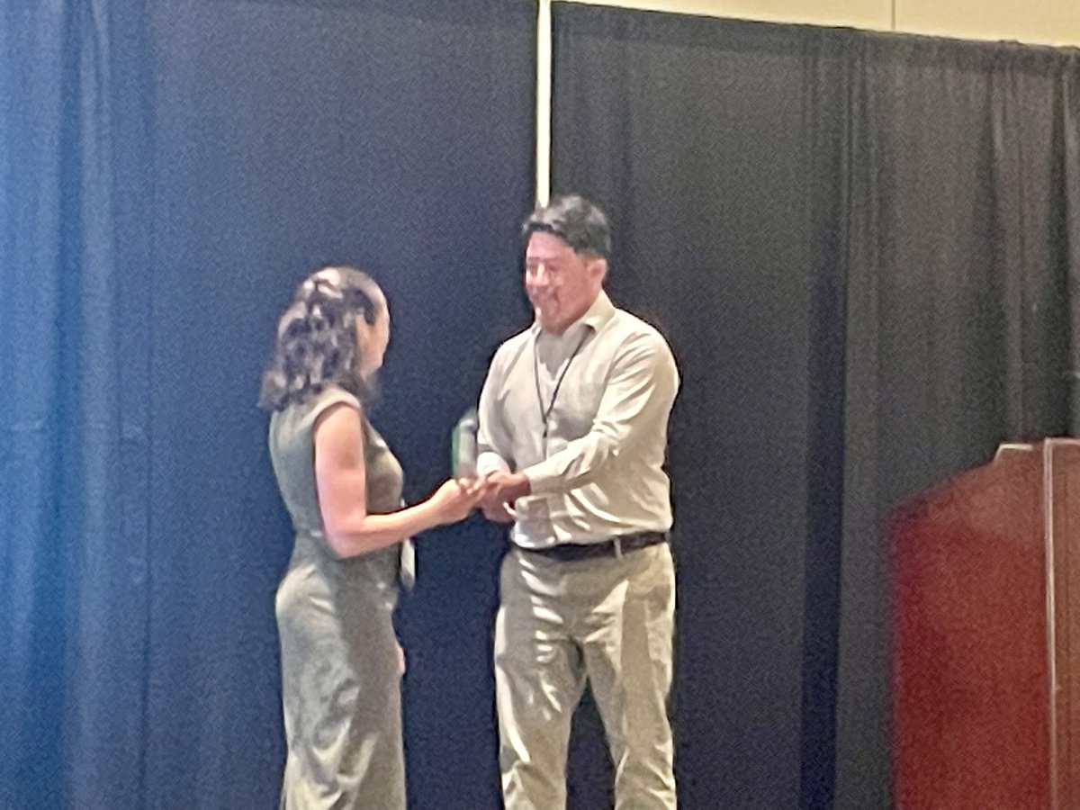 What an honor to present Anna Shusterman with the #CDS2024 award for Excellence in Cognitive Development Research at Undergraduate-Focused Institutions. She’s a model for how to do empirically rich and theoretically meaningful research with undergraduates.