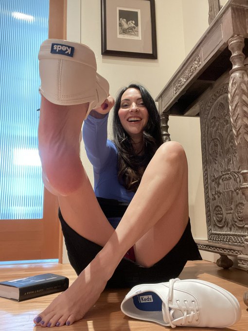 Thanks to my fans who made the effort to come to @footnight last night just to meet me. I was a bit overwhelmed<a href="/tag/giantess"class="tags"><span>#giantess</span></a>