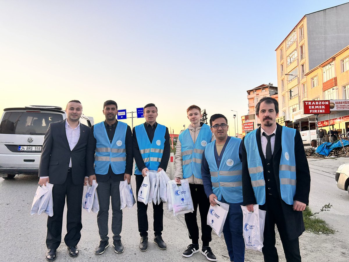 📍Tekitdağ kapaklı 

İftara 5 kala Ak gençlik kapaklı lı vatandaşlarımızın hep yanında 

#akgençlik 
<a href="/eyupkadirinan/">Eyyüp Kadir İnan</a> 
<a href="/av_aligumus/">ALİ GÜMÜŞ</a> 
<a href="/CuneyttYuksell/">Cüneyt Yüksel</a> 
<a href="/oeyoruk/">Osman Ertuğrul YÖRÜK</a> 
<a href="/alibayramdogan/">Av. Ali Bayram DOĞAN 🇹🇷</a> 
<a href="/Ademifci8/">Adem Çifci</a> 
<a href="/mcetinkapakli59/">Mustafa Çetin</a> 
<a href="/MecitCogal/">Mecit Çoğal</a>