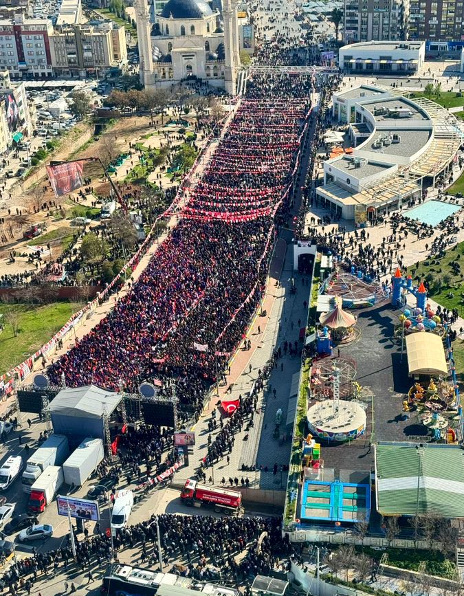 200 binin üzerinde katılımla gerçekleştirdiğimiz Büyük Şanlıurfa Mitingimiz tek kelimeyle muhteşem oldu.