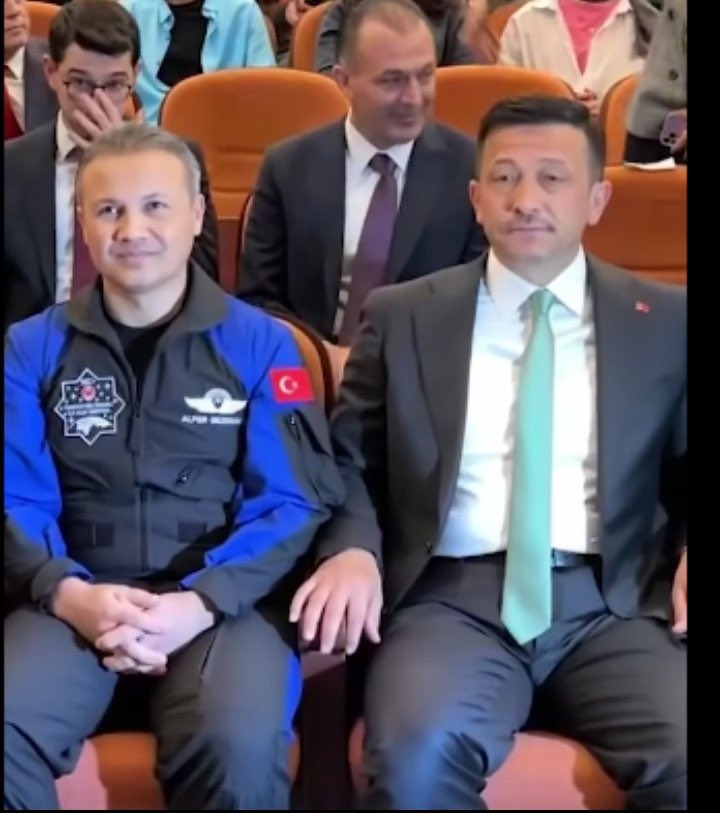 Millet açken 55 milyon dolara uzaya turistik seyahate gitti. Tenis topuyla oynadı. Geri döndü. Geldiğinden beri de aynı kıyafetle AKP'li siyasilerle seçim reklam yüzü olarak dolaşıyor. Alper Gezeravcı benim gözümde astronot değildir.