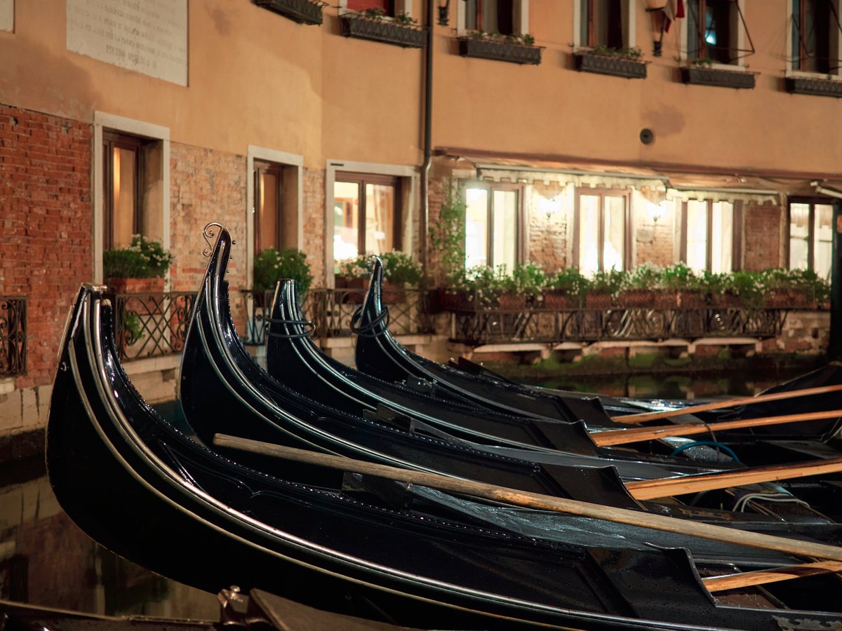 Di notte c'è una #Venezia diversa a coinvolgerti. È una Venezia fatta dai suoni della laguna, di riflessi fatti di storia, dalla calma delle gondole ormeggiate. #photography #photo 📷 #whitexperience 🌍 bit.ly/whitexperience