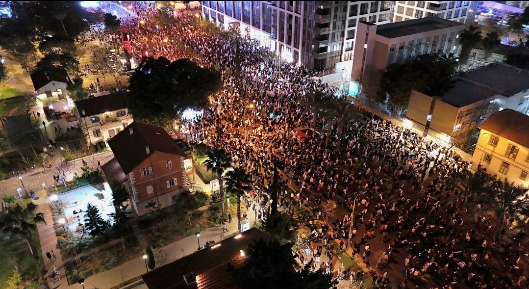 #TelAviv right now: Tens of thousands of Israelis are back on the streets tonight calling for the immediate ousting of #Netanyahu and his corrupt, inept, and extremist govt. 🇮🇱 #GazaWar