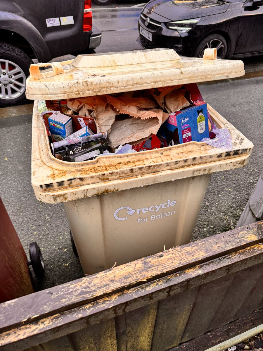 Dandaps11's tweet photo. @boltoncouncil when are you sending your bin wagons to collect our waste on Chorley Old Rd ? They should have been emptied Tuesday checked your website and it stated you had collection issues and will return within 48hrs,  @EnvAgency https://t.co/OJgBKHBSuh
