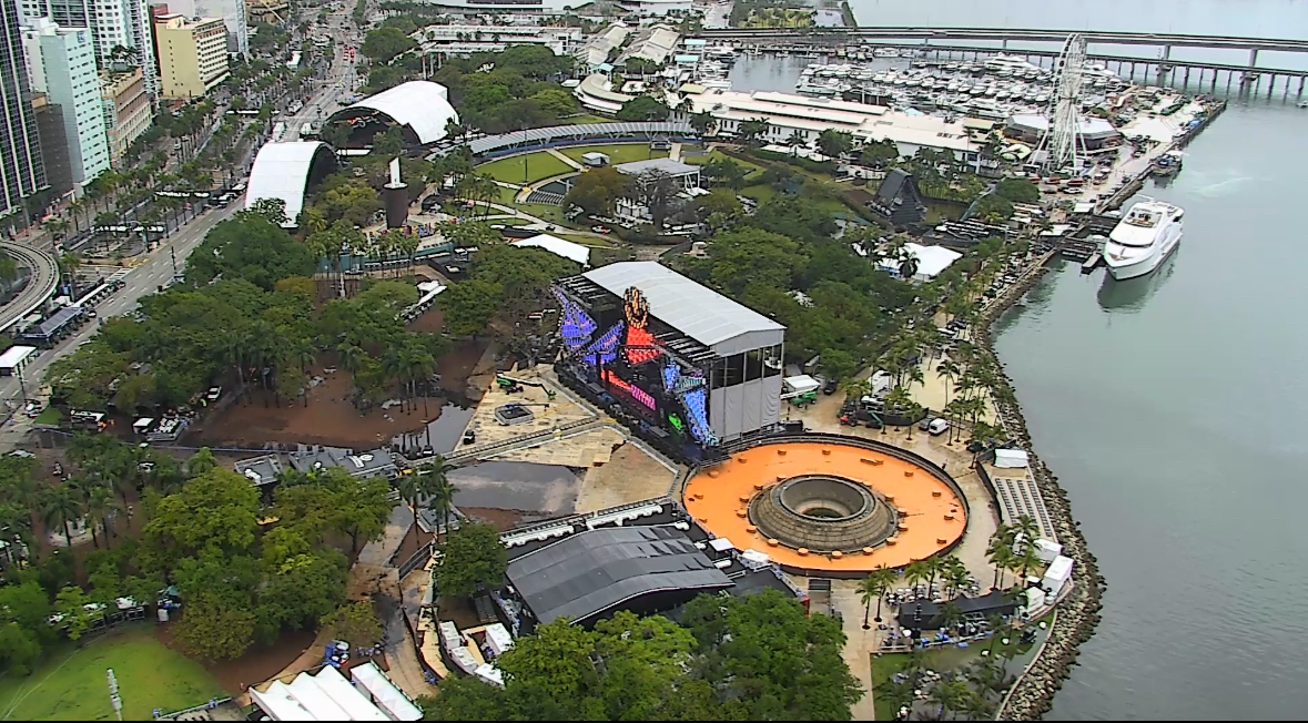 Sur cette photo, on voit clairement les masses marrons qui sont les endroits inondés sur Bayfront Park. @ultra a fait appel a des camions de pompages pour essayer de nettoyer le parc avant la reprise du festival qui a déjà été repoussé de quelques heures...
#Ultra2024 #UMF24