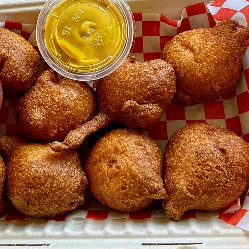 Batter Up Truck is at Spark Social SF for lunch and dinner today. Start the weekend off with a fresh treat!
.
.
.
.
.
#batterupsf #batteruptruck #sparksocialsf #corndog #bitesize #weekendmood #sfeats #yum #nom