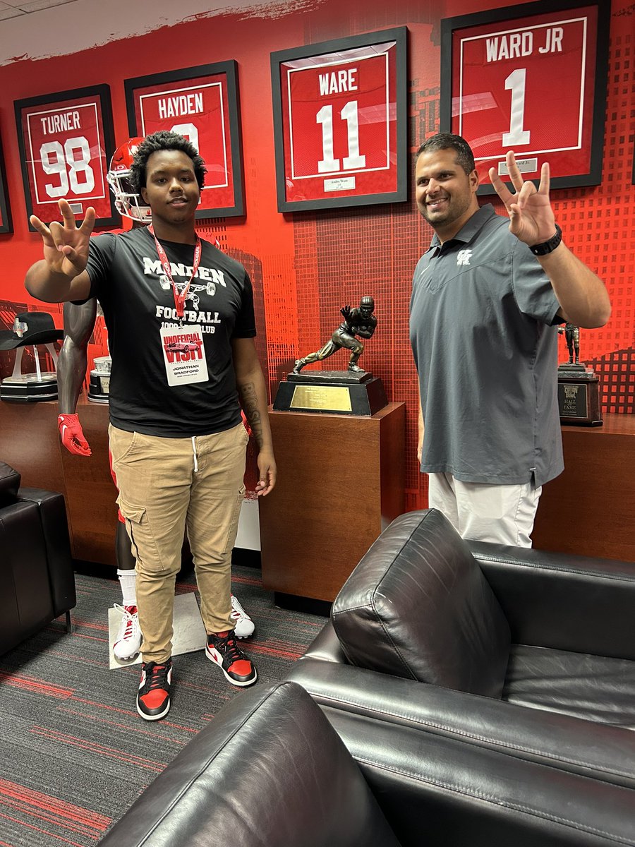 JonathanBRAD59's tweet image. After a great spring practice visit and a great conversation with @Emannaghavi I am blessed to receive my first D1 offer from the @UHCougarFB❗️@Casey_Smithson @coach_rb3 @CoachWEFritz @wesley_fritz @MindenFB @Matt_Ungie @EmilyMuse_ @coachJB_318 @GridironFootbal