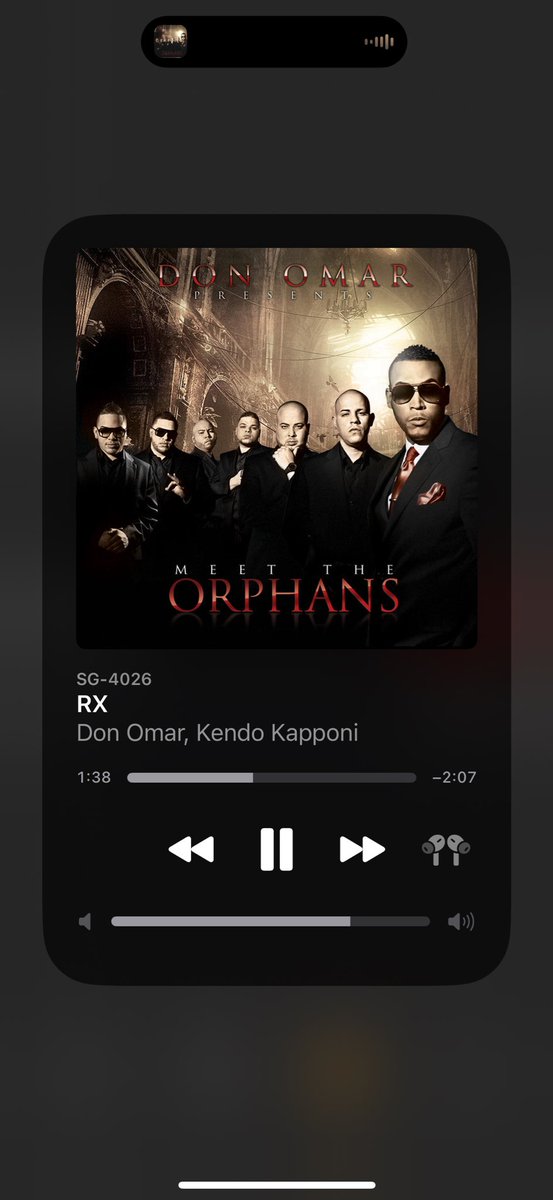 A mi me ponen este tema y se me olvida que hay más personas al lado mío