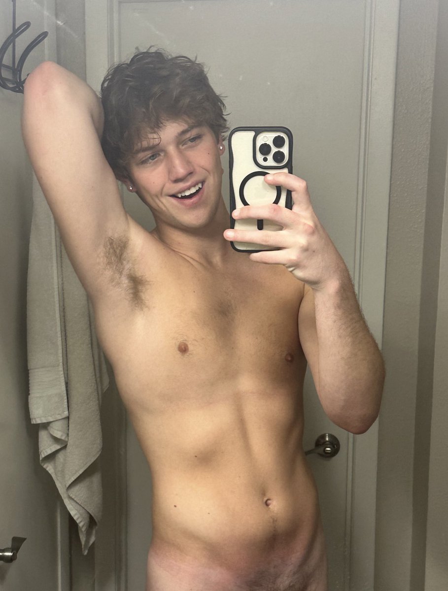 boycrazyOF's tweet image. Woke up this morning with some wood and bed head🙃